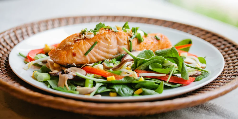 Sizzling Salmon and Spinach Salad