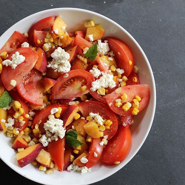 Nothing screams summer more than this tomato, peach and corn salad. This salad is full of summer flavor and packed with nutrients. We love pairing this salad with grilled chicken or fish. Find the recipe via the link in our bio!
&bull;
&bull;
&bull;
