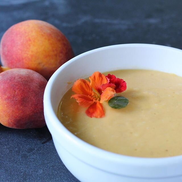 Every summer, I look forward to getting a peach delivery from @thepeachtruck (swipe to see this year's delivery 🤩). And as much as I love peaches, I can never manage to eat them all! I love incorporating my leftover peaches in this super simple Peac