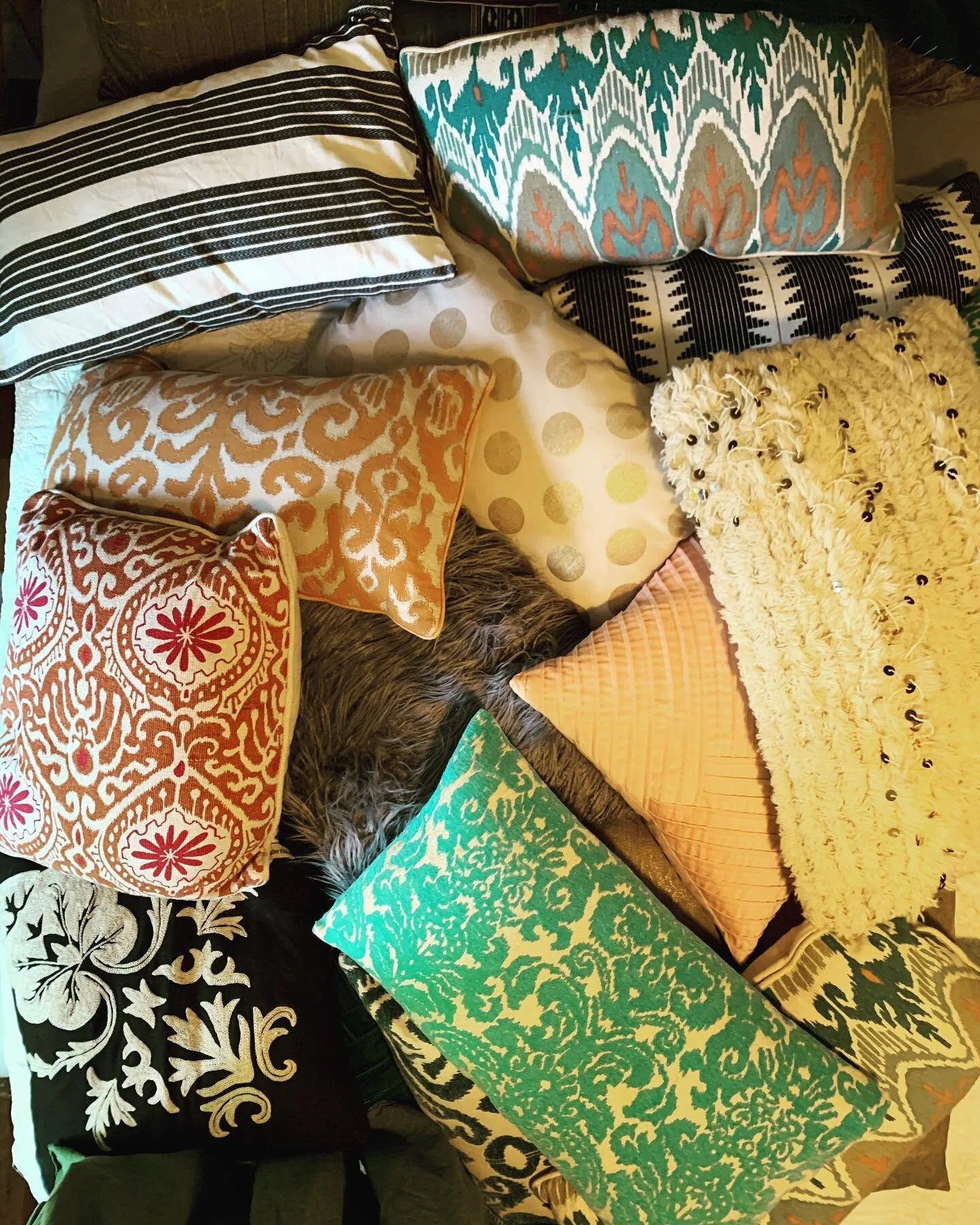 So, here are the pillows left over from this move. And these are just the ones I am keeping. I have no place to put them, no plan about where to use them, and yet I feel compelled to keep them. Do I have a problem? Yes or no. Do I need an interventio