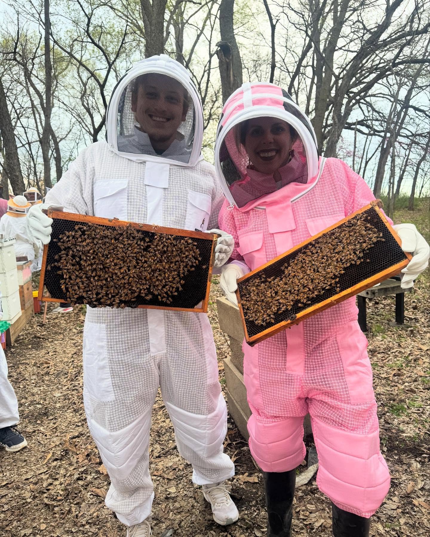 Best 🌸 of 🩷 (so far) Spring 🌷✨✨

1-2 bees 🐝 
3-6 priestessing private + group events 🪽
7-8 sacred land work 🌾
9-10 dance combos 🪩 
11-12 kitty cats 🐈 🐈&zwj;⬛ 
13-15 greenhouse gardening 🌿
16-17 pink thingzz 🩷
18-20 FUD 🍝

#energyiseveryth