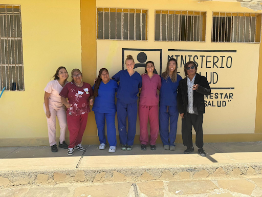 EcoSwell’s medical volunteer interns supporting and working with the local Lobitos medical team!