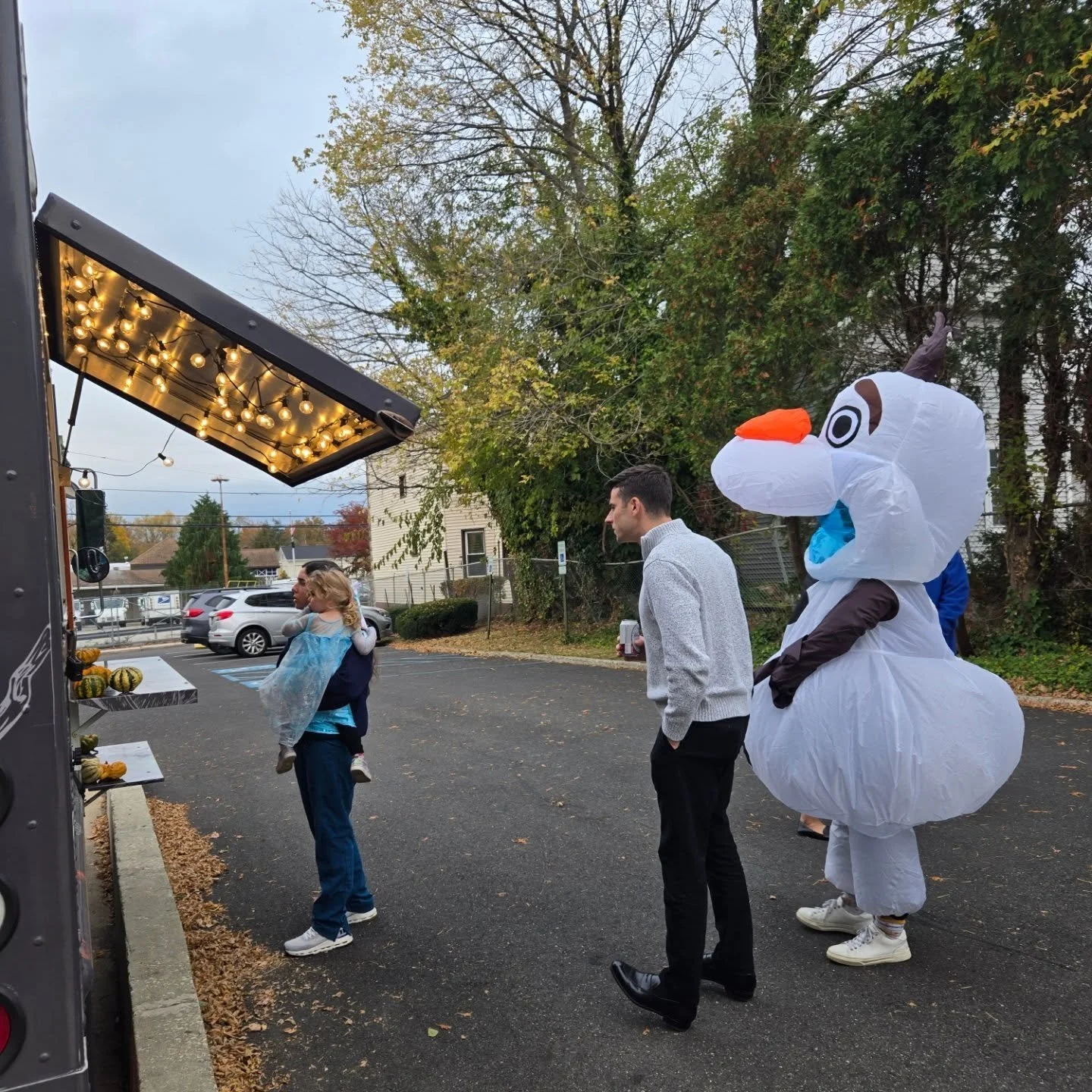 Fed a celeb this evening at a Halloween party 🤭 ⛄️. 

Can't wait to tell Theo we met Olaf!