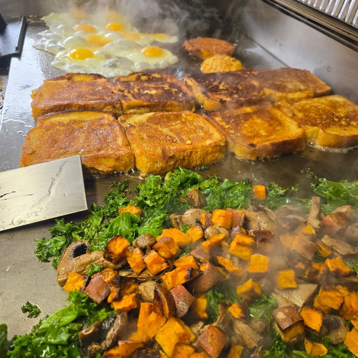 Listen, you're  grown. I can't  TELL you how to spend your morning- but I can make a strong suggestion. 

Get here now! @hermanscoffee !
Brunch  is cranking!