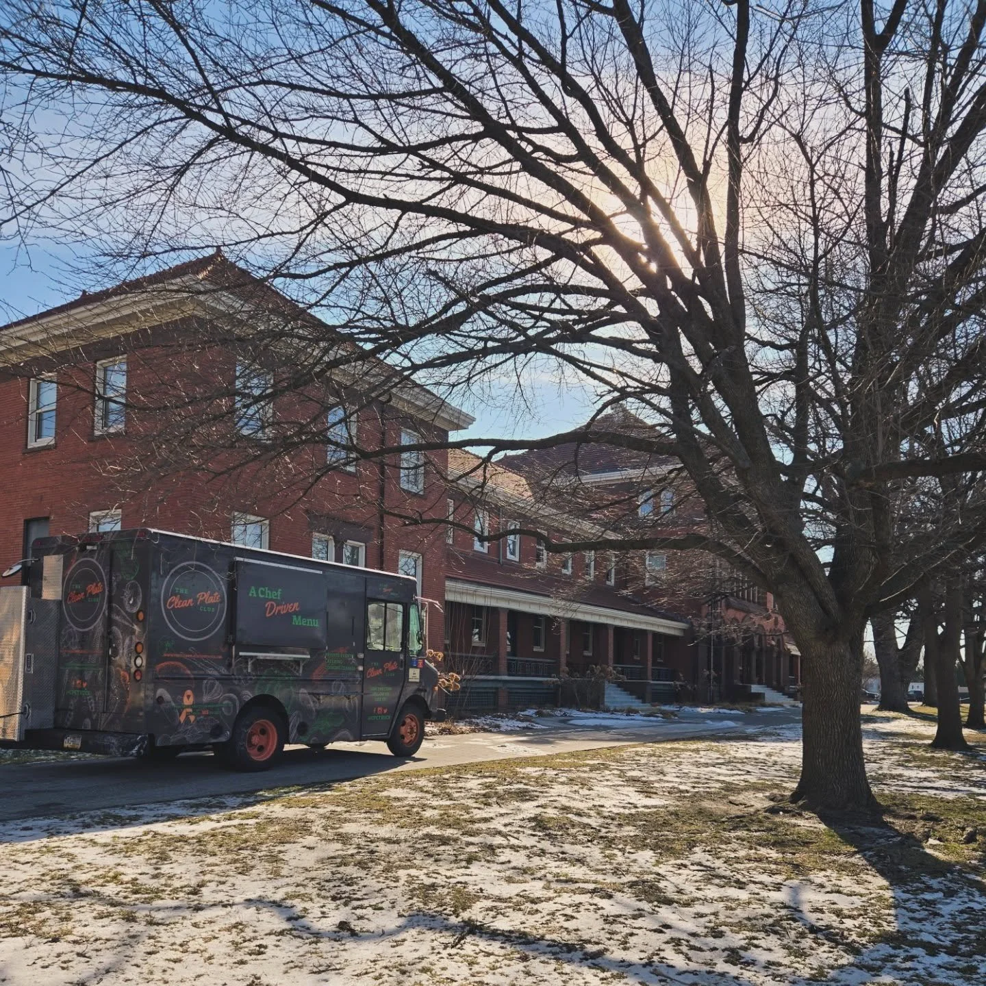 Hanging at the @navyyardphila from 11-2. 
If a good lunch is calling your  name or maybe you just need a little fresh air, come swing by. It's  moderately warm out, and lord knows you'll  be snowed in this weekend 🫠.