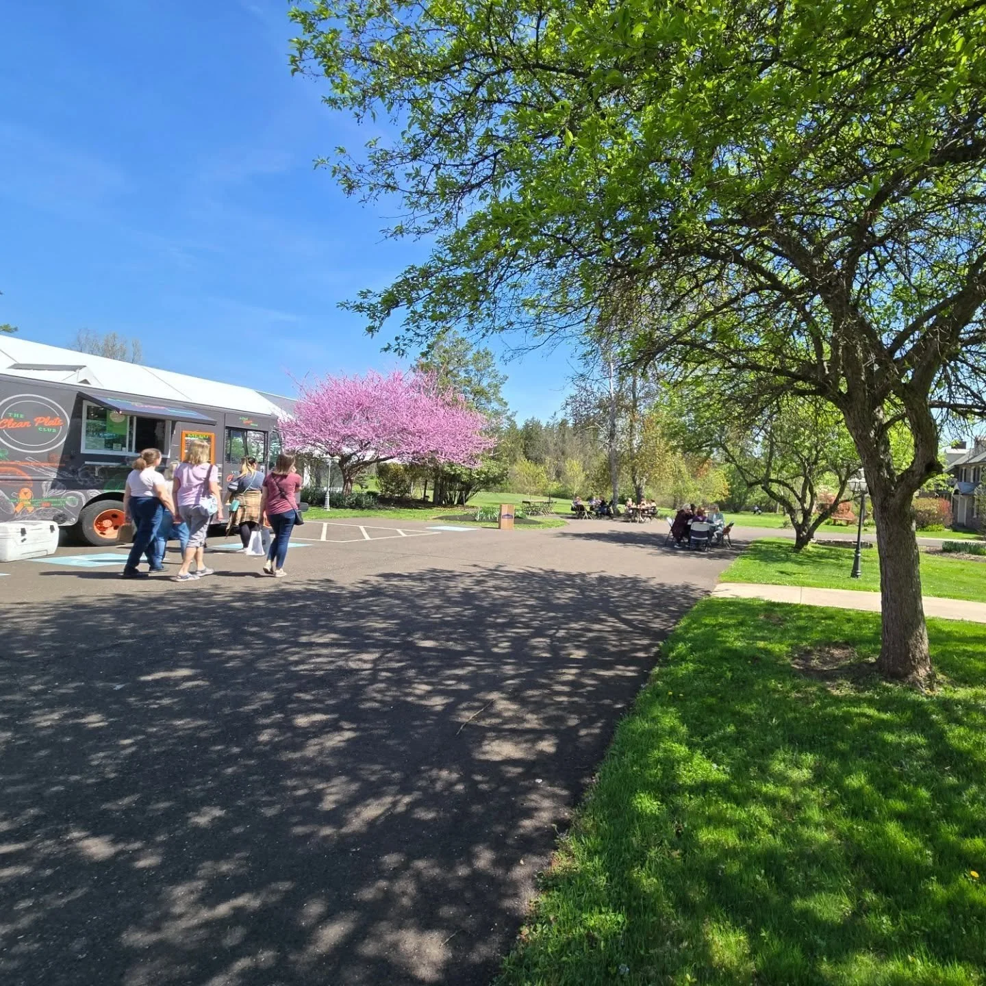 Stunning day to shop and grab a bite @thecrafterymarket . Maybe a beer from @brokengobletbrewing  to wash it all down! 

Here till 3!