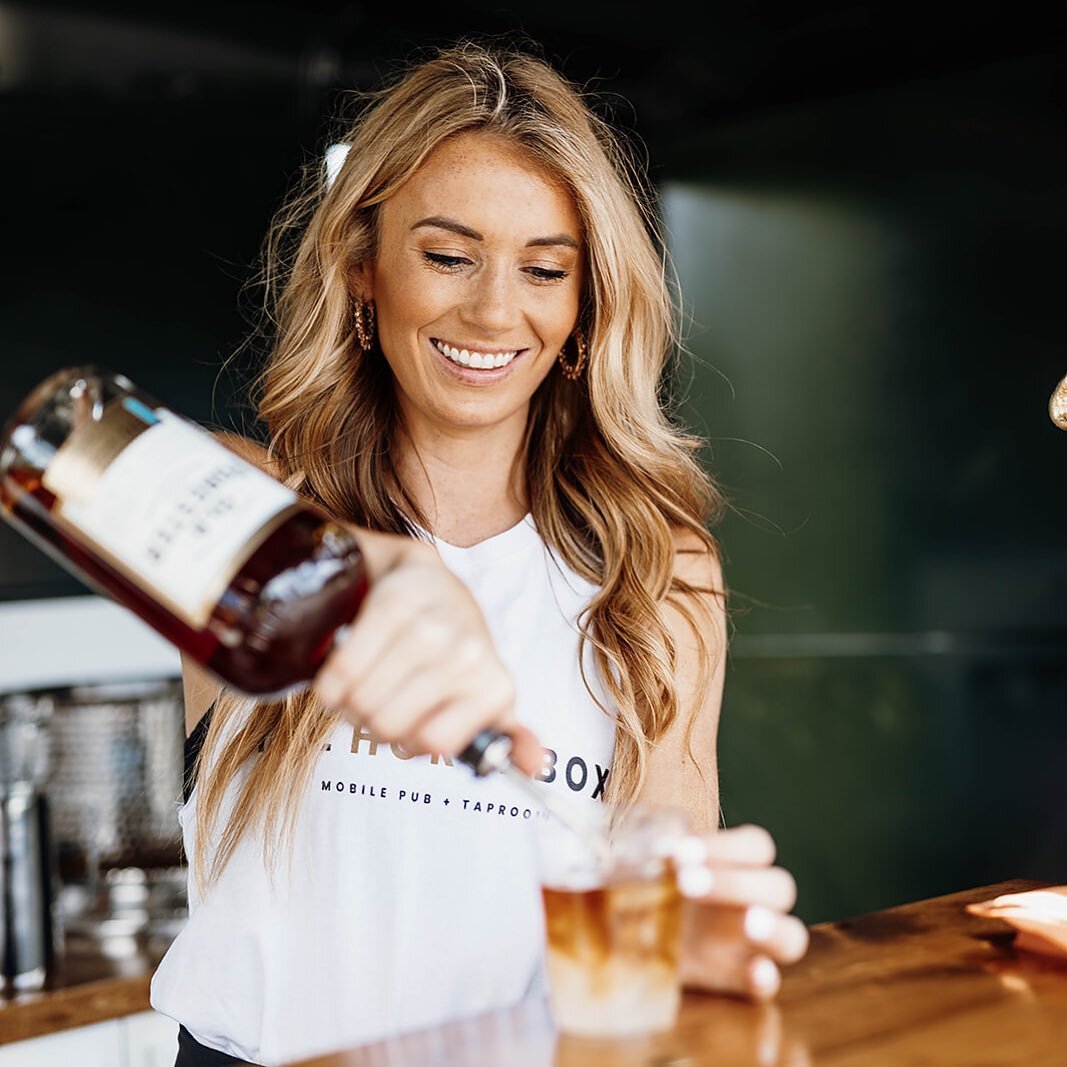 Cheers to the freakin&rsquo; weekend, I drink to that yeah yeah! Happy Friday everyone 🥃

#bourbon #labordayweekend #sharethelex #mobilebar