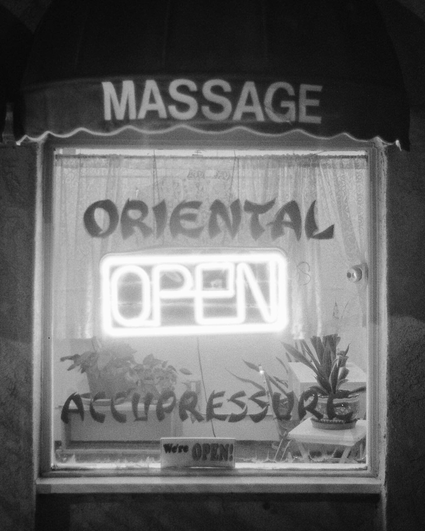 Pain relief #dalygrain 
&bull;
📸#minoltaxe7 
🔎#rokkor 58mm f1.4
🎞️#kodaktmax400 @1600
&bull;
#nightphotography #shootfilmstaybroke #filmisnotdead #analogphotography #filmphotography #downtownventura