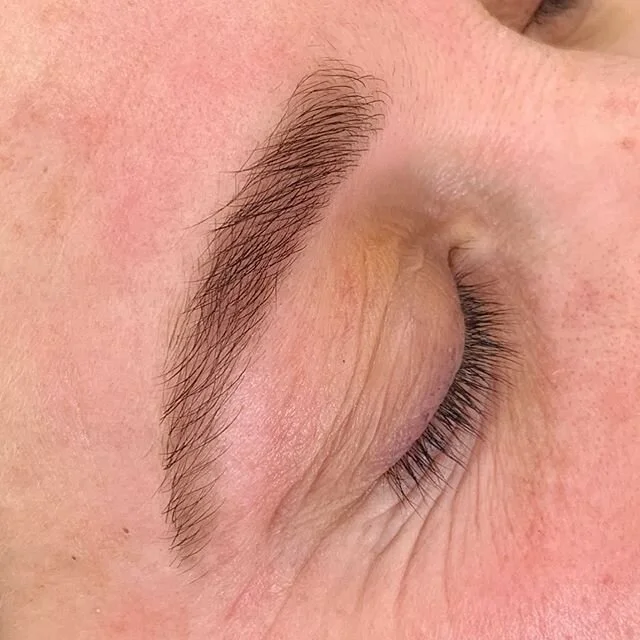 Natural face framing BROWS including tint &amp; lash tint 
By @sarahcollinsmakeuphair swipe for before 🌸
BROW SCULPT &amp; TINT 
I always mix up the perfect natural colour tint for your brows so it looks natural &amp; full 🌸
Taking bookings through