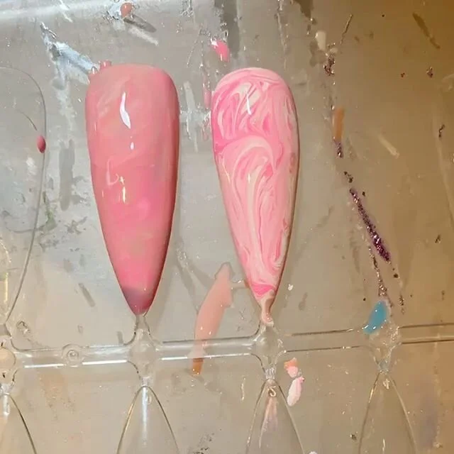 This week was huge! Full of Mani&rsquo;s &amp; pedis, brows &amp; blowouts! It&rsquo;s been amazing! 
So here is a nail marble tutorial because I totally forgot to take pics this week of all the great Mani&rsquo;s I did! 
Here it is 💕 #pinkmarblenai