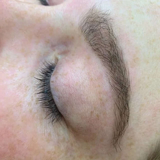 Natural face framing BROWS including tint &amp; lash tint 
By @sarahcollinsmakeuphair swipe for before 🌸
BROW SCULPT &amp; TINT 
I always mix up the perfect natural colour tint for your brows so it looks natural &amp; full 🌸
Taking bookings through