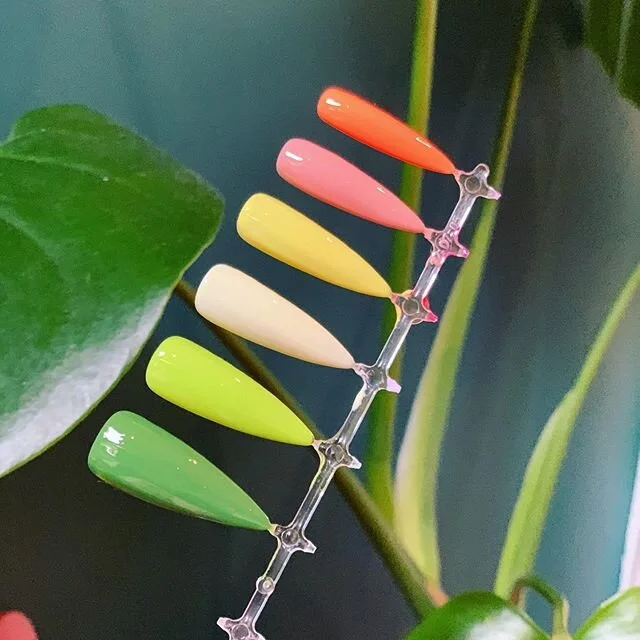 These colours 🙌🏽 @mitty_burns Gels 
#covidsafesalon #nailbar #pink #nailsnailsofinstagram #fun #style #fashion #sunburyvic #nails💅 #nailart #green #coral #orange