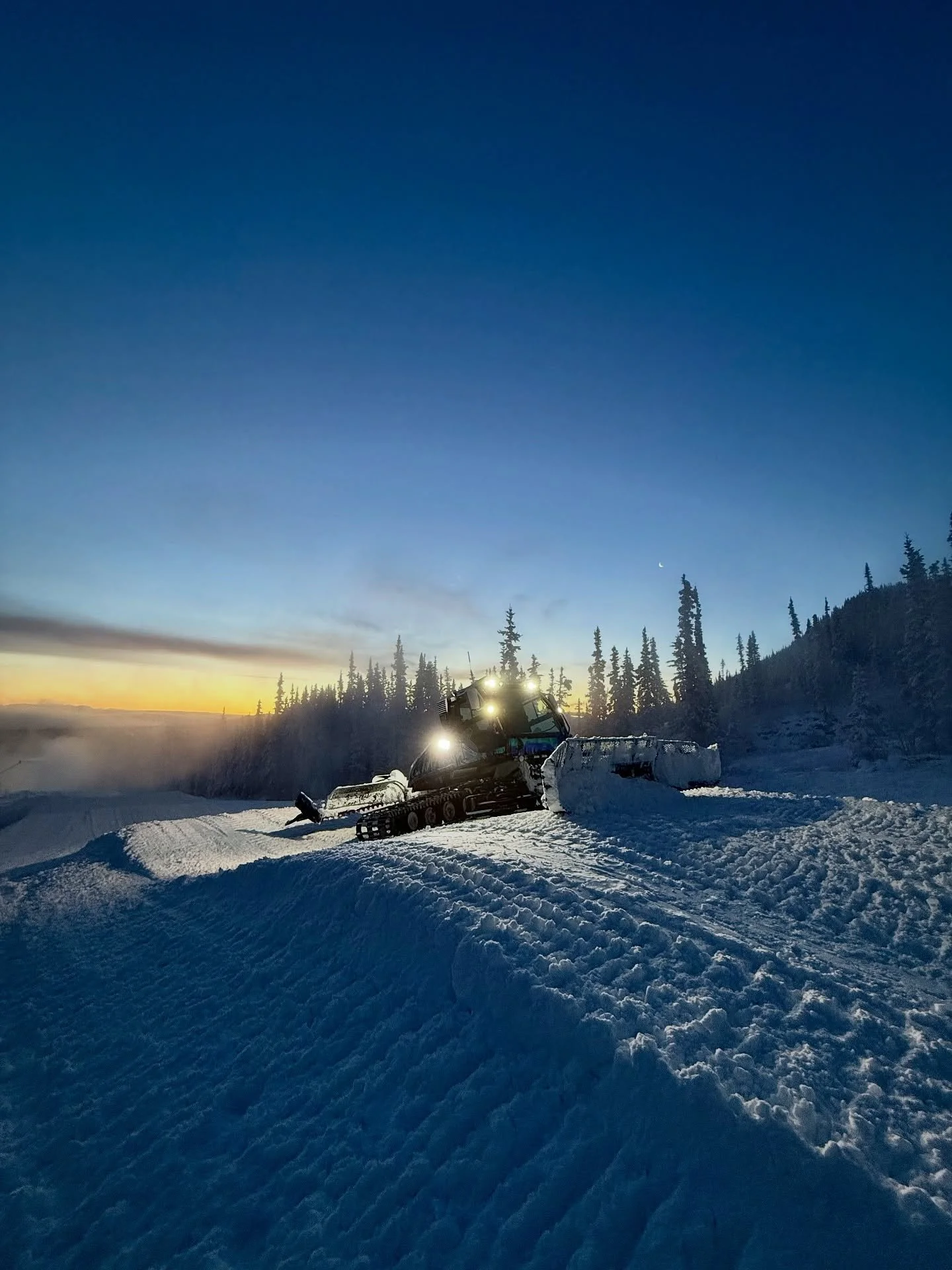 Sunday morning sunrise at @mountsima! Working on some fun stuff with our @canadaparasnowboardteam homies