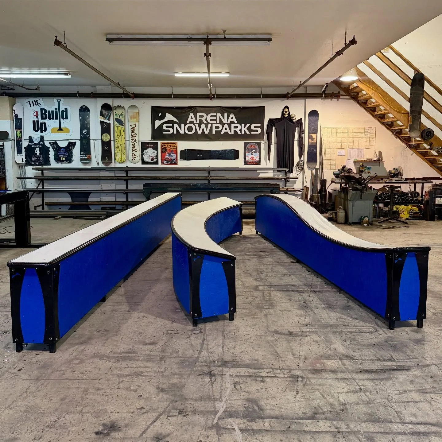 @onholidaymtn in Manitoba getting some goods for Christmas! We&rsquo;ll be out there in a few weeks to help build the park and set these freshies up. Shoutout to @freestylemanitoba for supporting the community with the flat box and park build 🤘🤘
#A