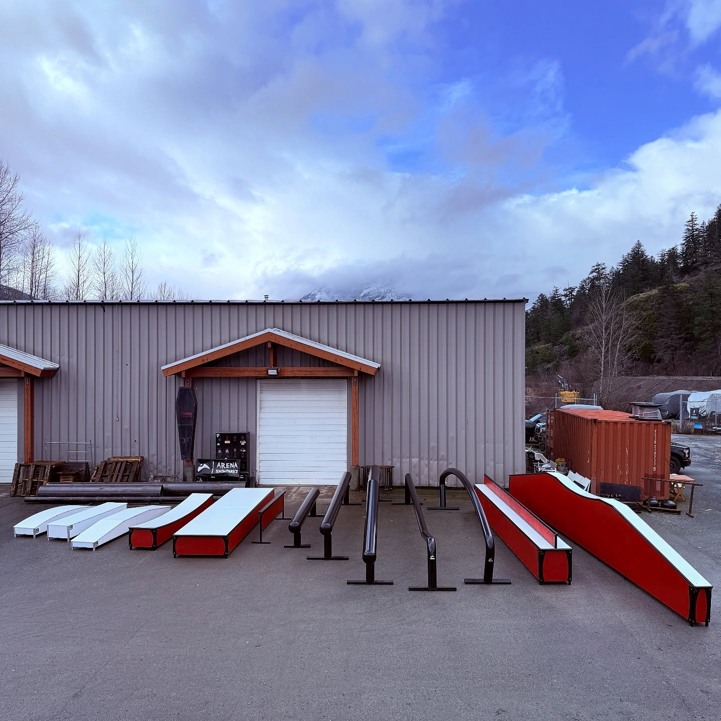 Huge fleet of Christmas presents for all the good boys and all the good girls at @skikinosooridge in Alberta!
#ASPrails