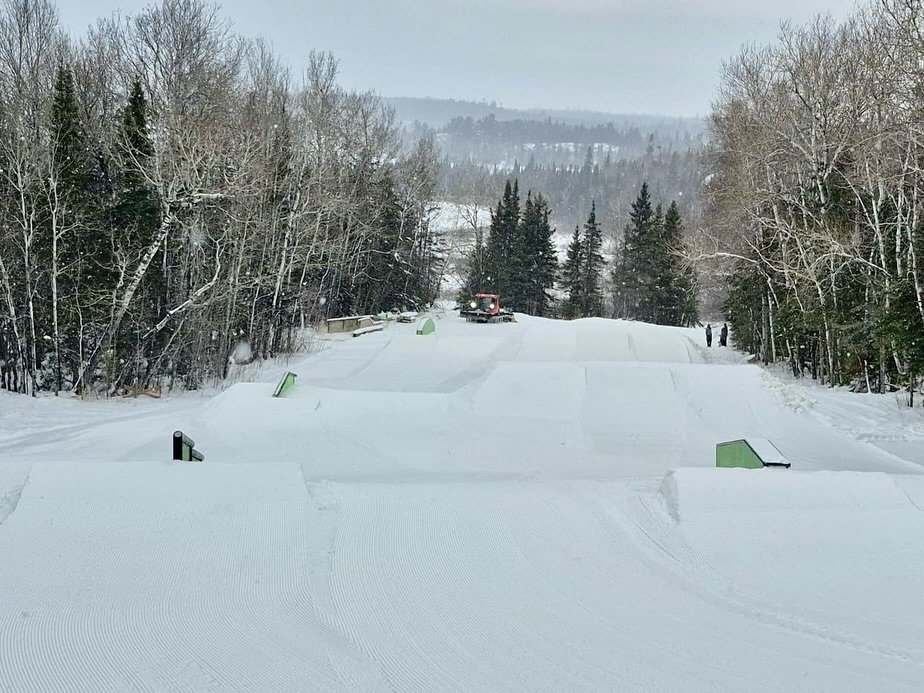 @falcon_ridge is a go!
Prairie Doggin&rsquo; stop five, dialling things in at @falcon_ridge in Manitoba. Fun little park build with the little snowcat that could! Thanks everyone at Falcon, and @freestylemanitoba for the good times. 
#ASPparks #ASPra