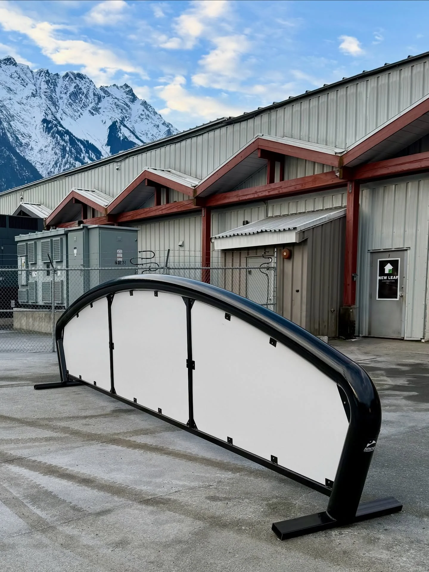 @rmr.parks in BC, getting some new hardware! A DFD Single Bar and a Rainbow Fat Bar, courtesy of @salomonsnowboards &amp; @doing_business 🤝
@revelstokemtnresort #ASPrails #revelstoke