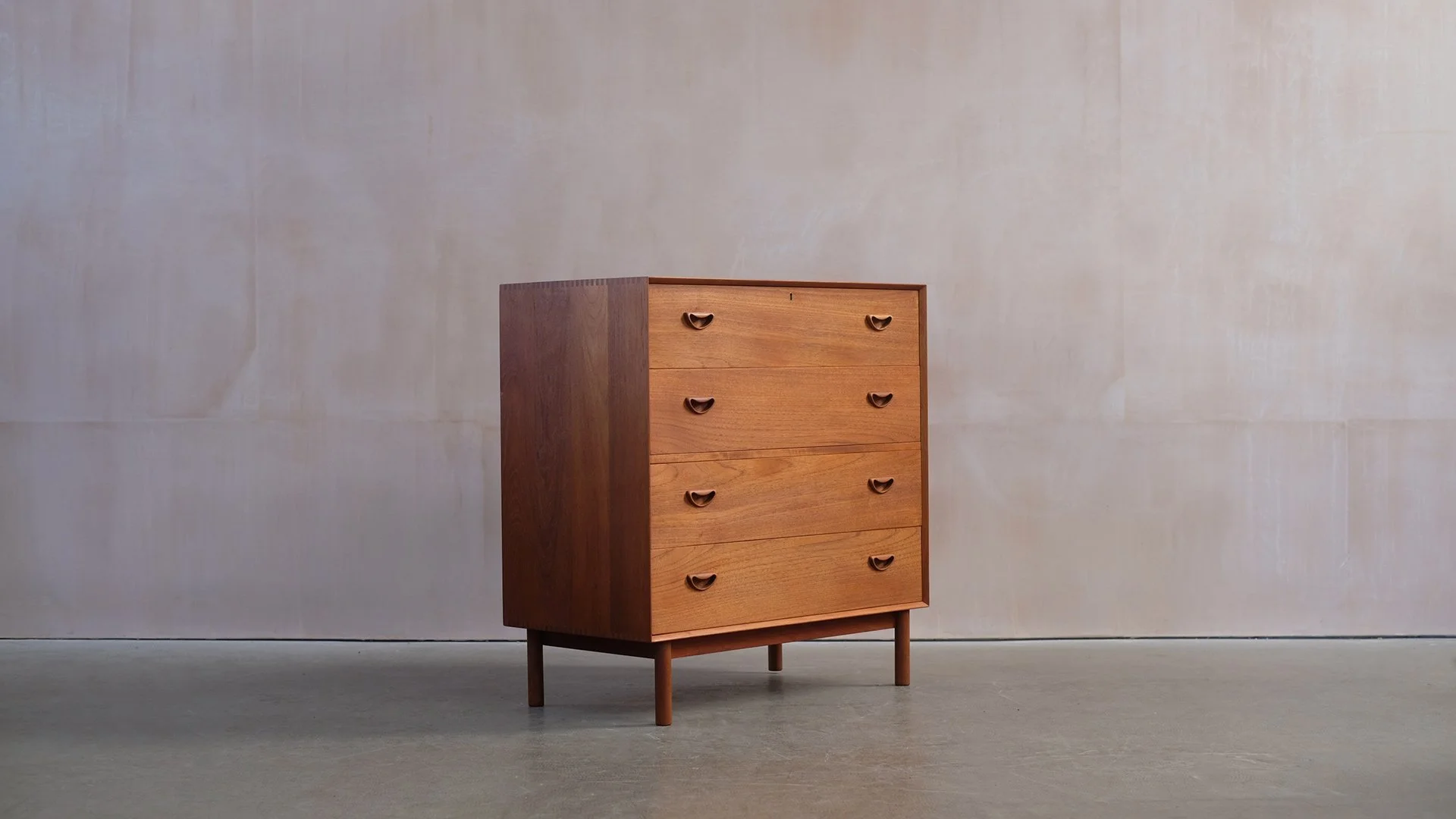 Hvidt-Chest-4.jpg