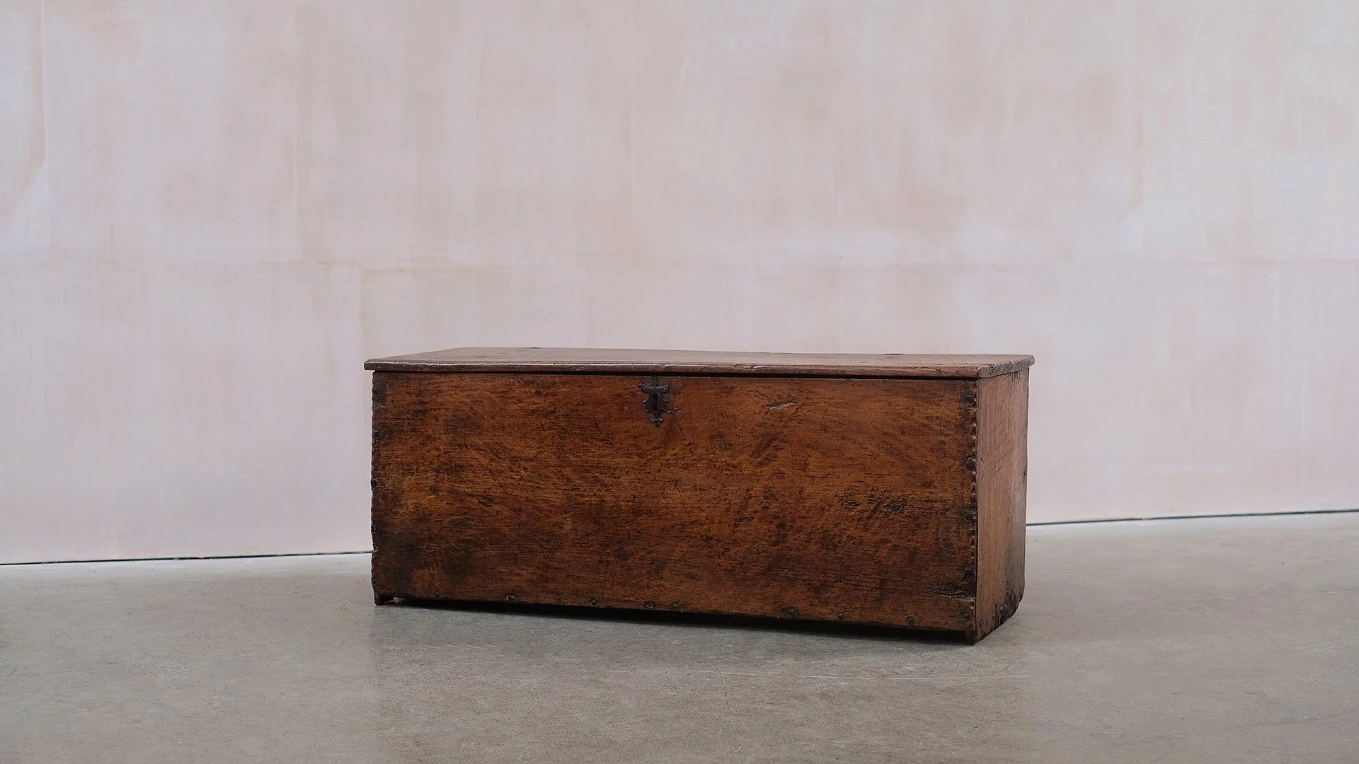 Early oak Plank Coffer