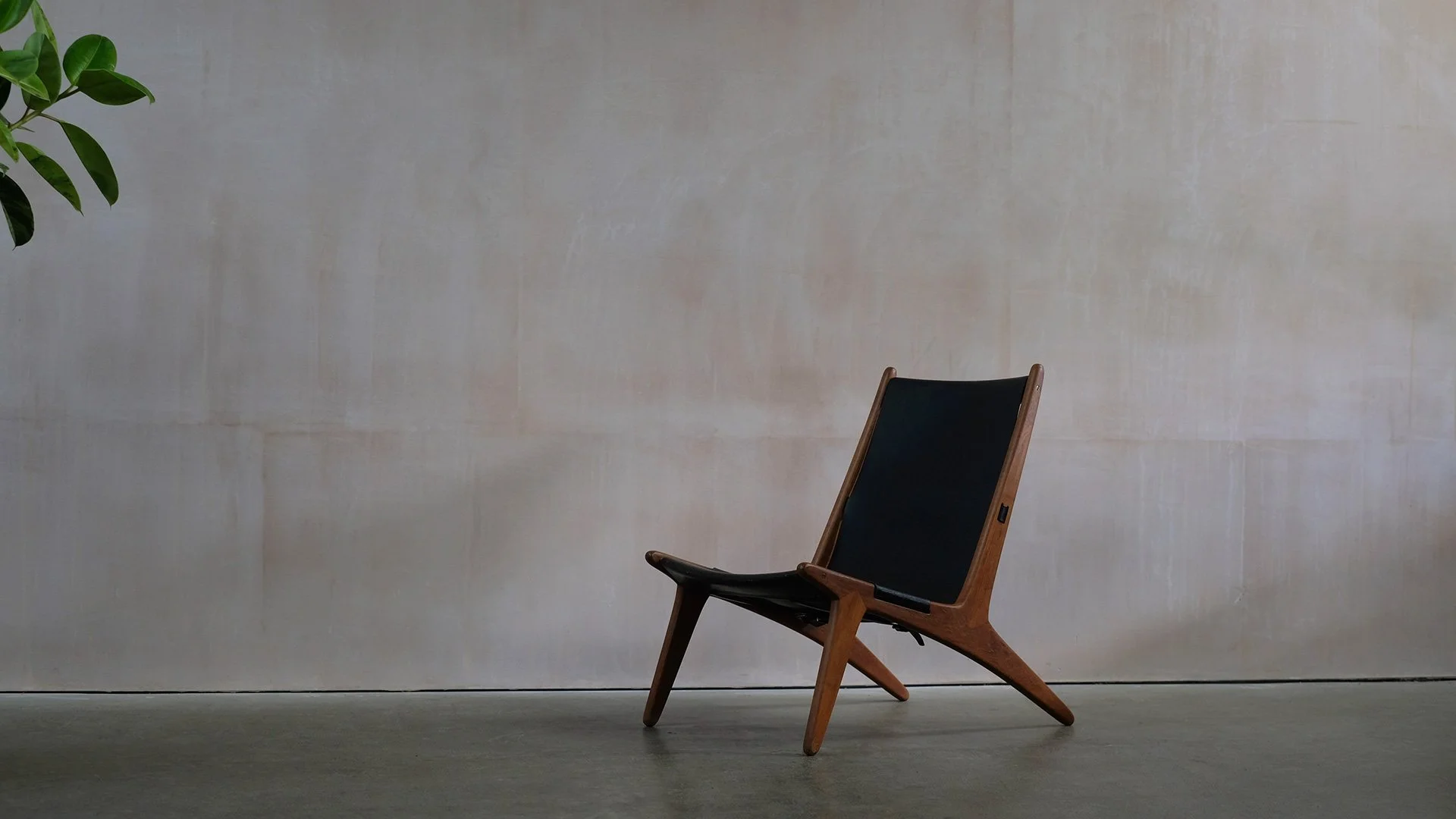 Osten-and-Uno-Hunting-Chair-1.jpg