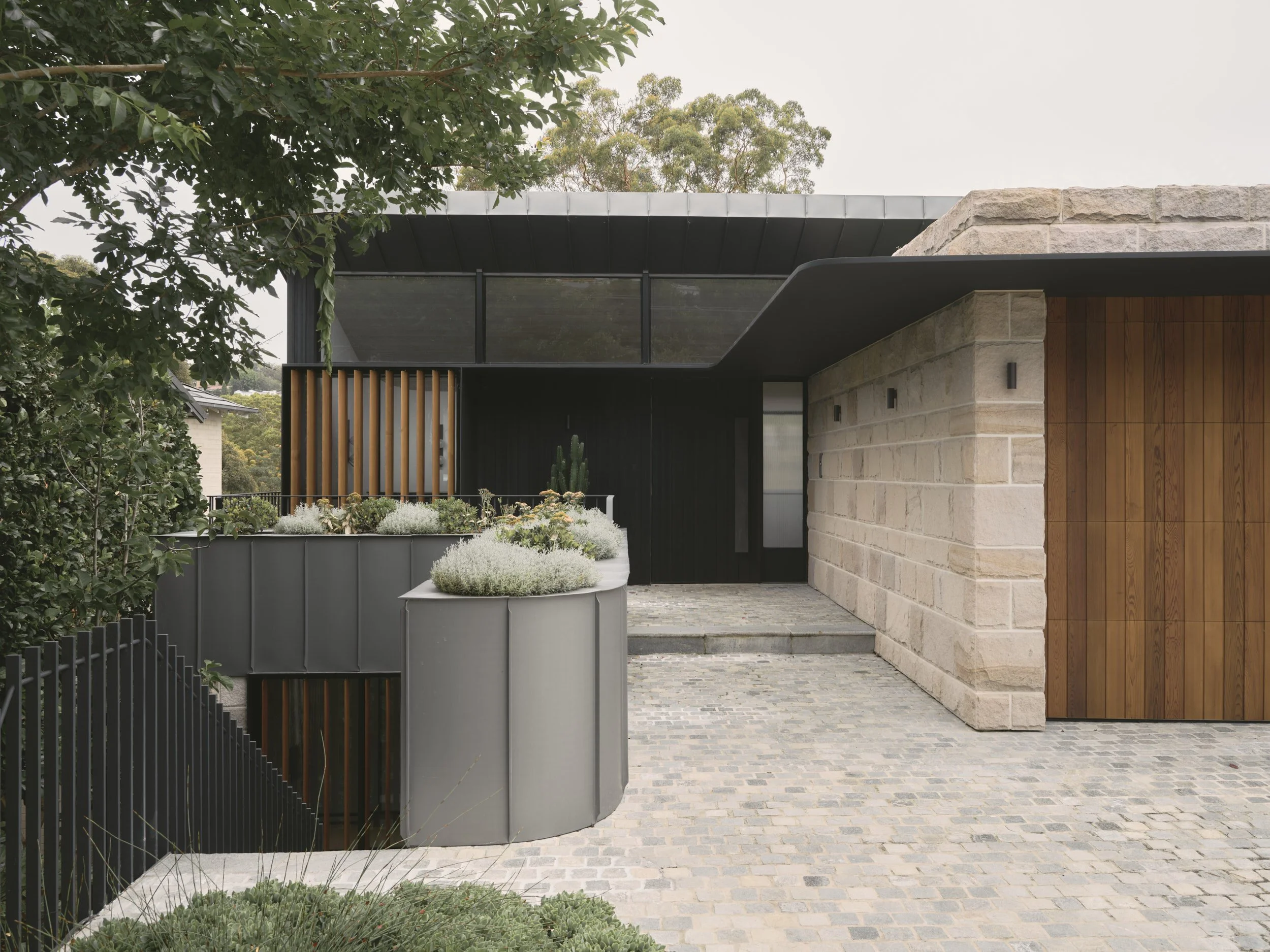 Blake Letnic Architects_Angophora House_Entry 2.jpg
