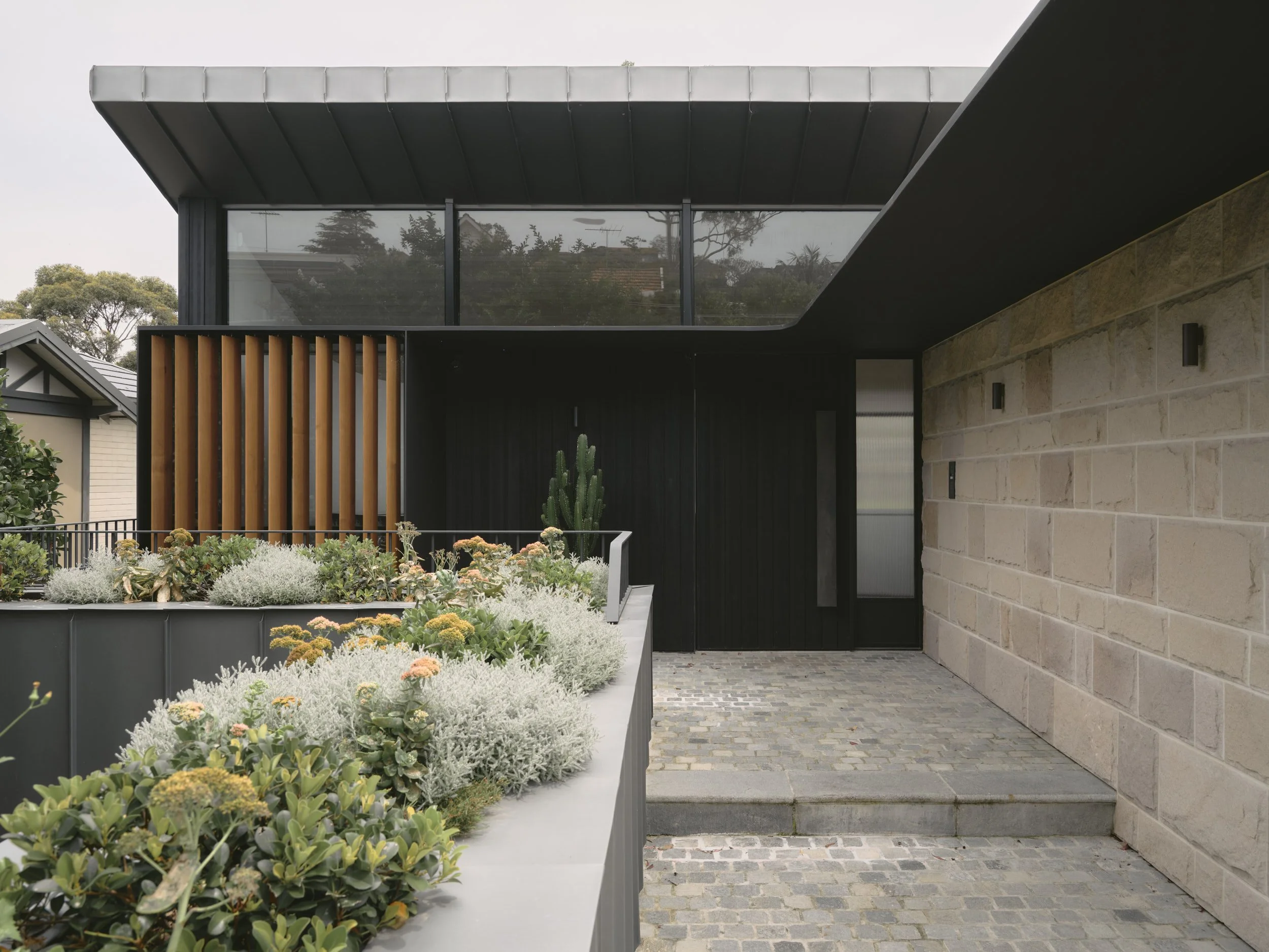 Blake Letnic Architects_Angophora House_Entry 3.jpg