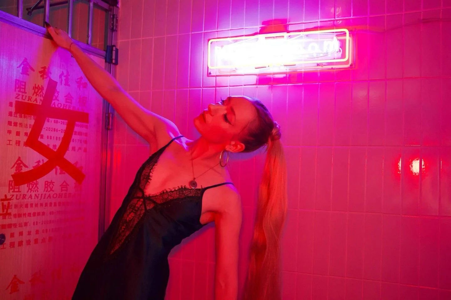 Washroom confessions 🫧📸

#beijing #photoshoot #oldbeijing #arianawho?