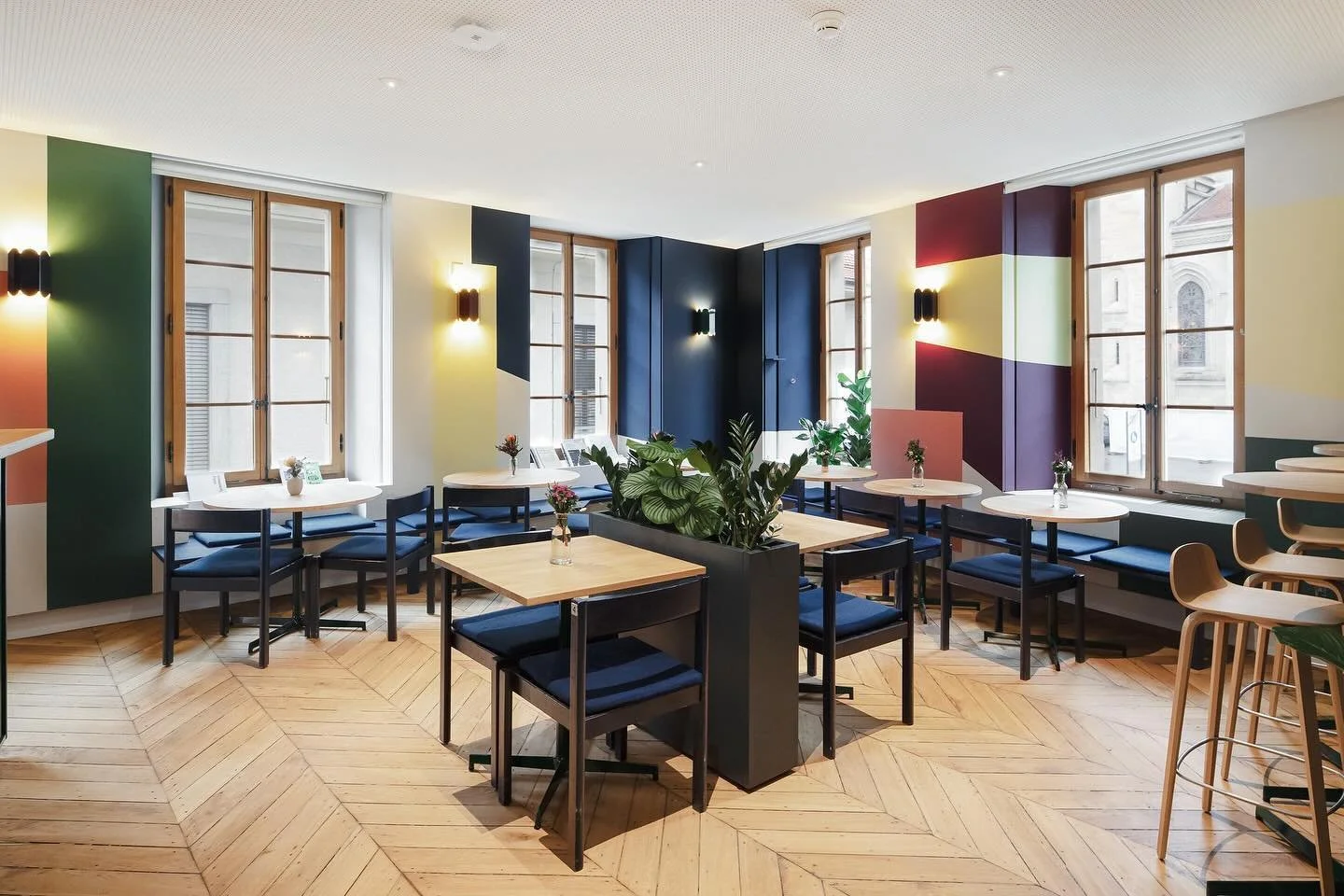 From the straight lines and midnight blue as a base, we created a palette that extends across the walls through artistic murals, echoing the essence of geometric abstraction with contemporary tones 🎨📐 

Interior architecture and original artwork by