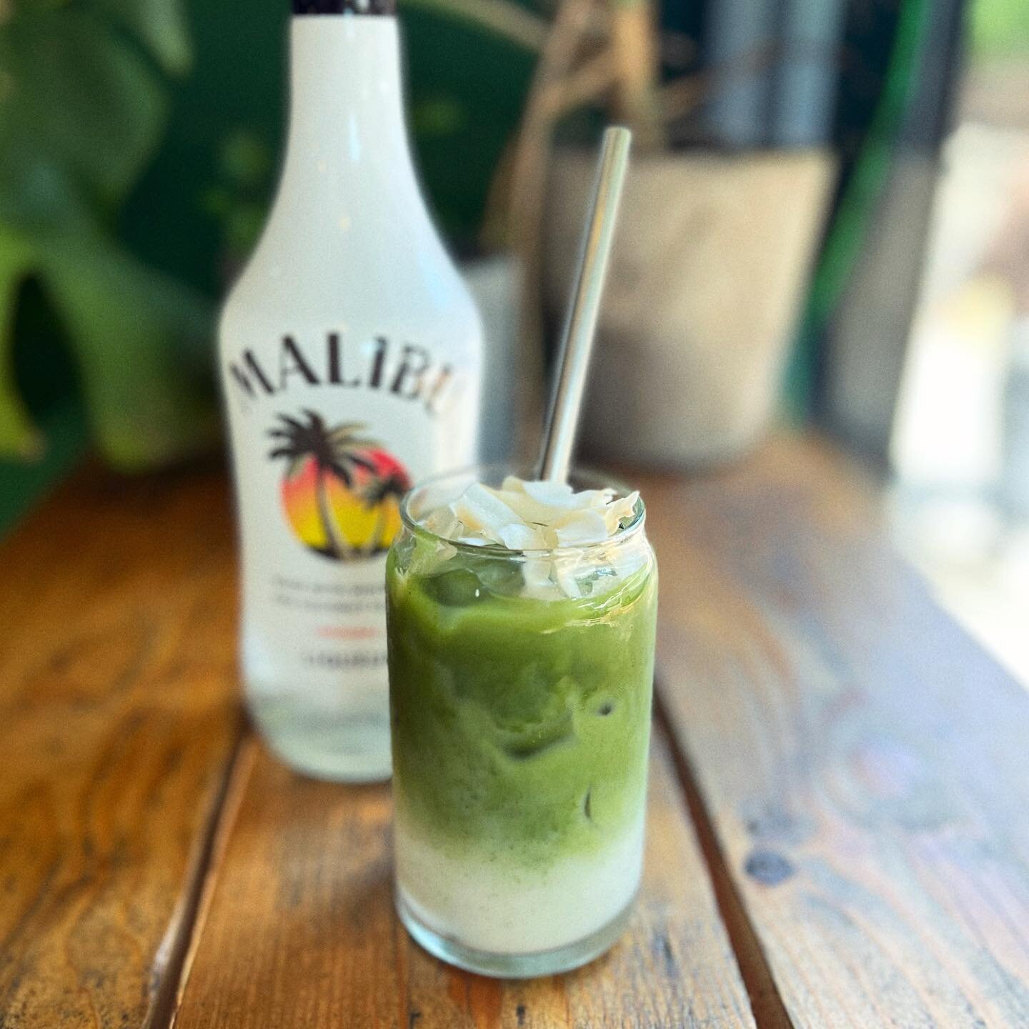 NEW COCKTAIL 🌴🍵🥥 Malibu Green Matcha, who is up to try this delicious combo of coconut milk, malibu, matcha and vanilla syrup? Available from tomorrow at Sazzy and Fran🥰 
#matcha #greentea #tea #matchalatte #matchalover #coffee #matchagreentea #m