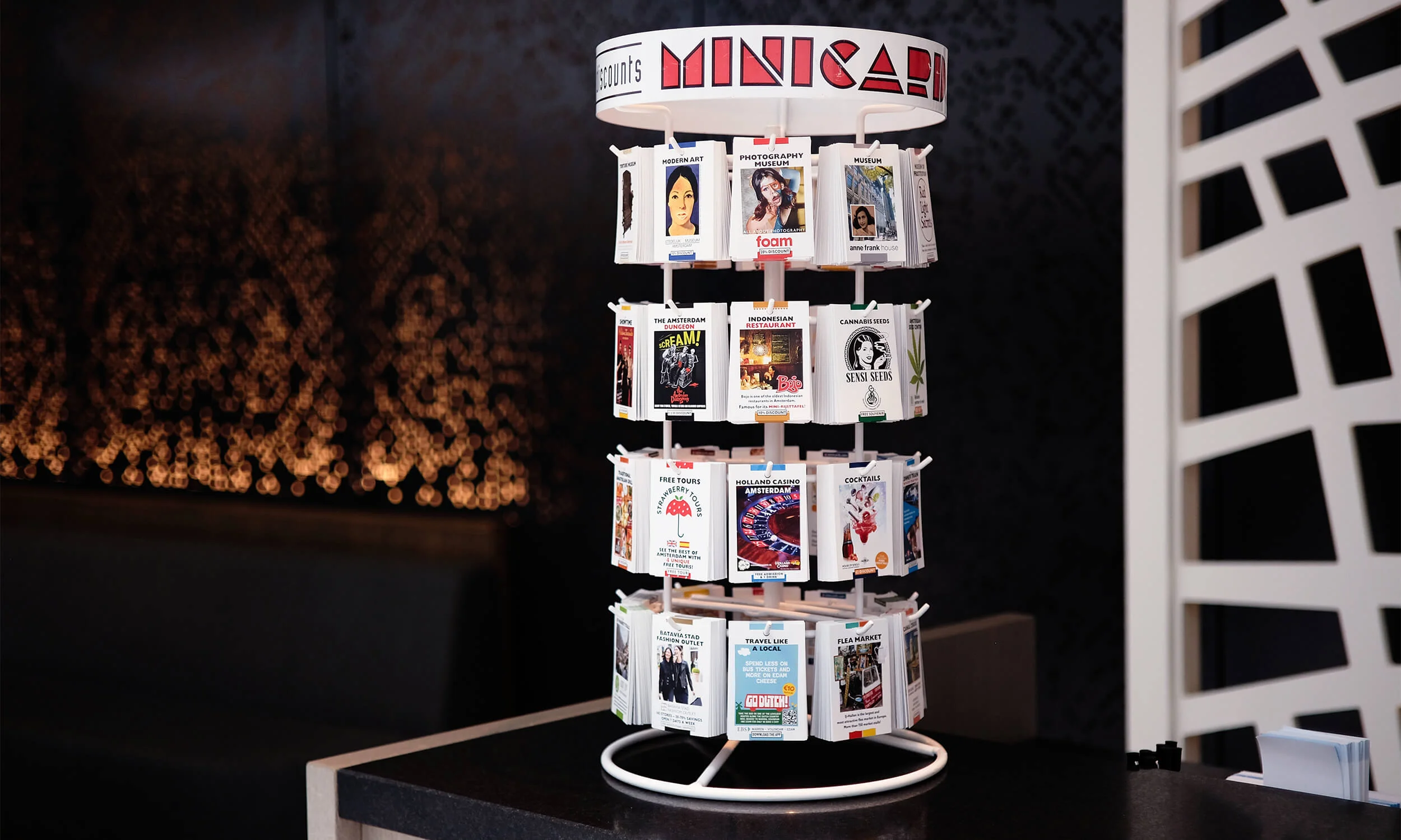 60 pins display lobby achtergrond donker.jpg