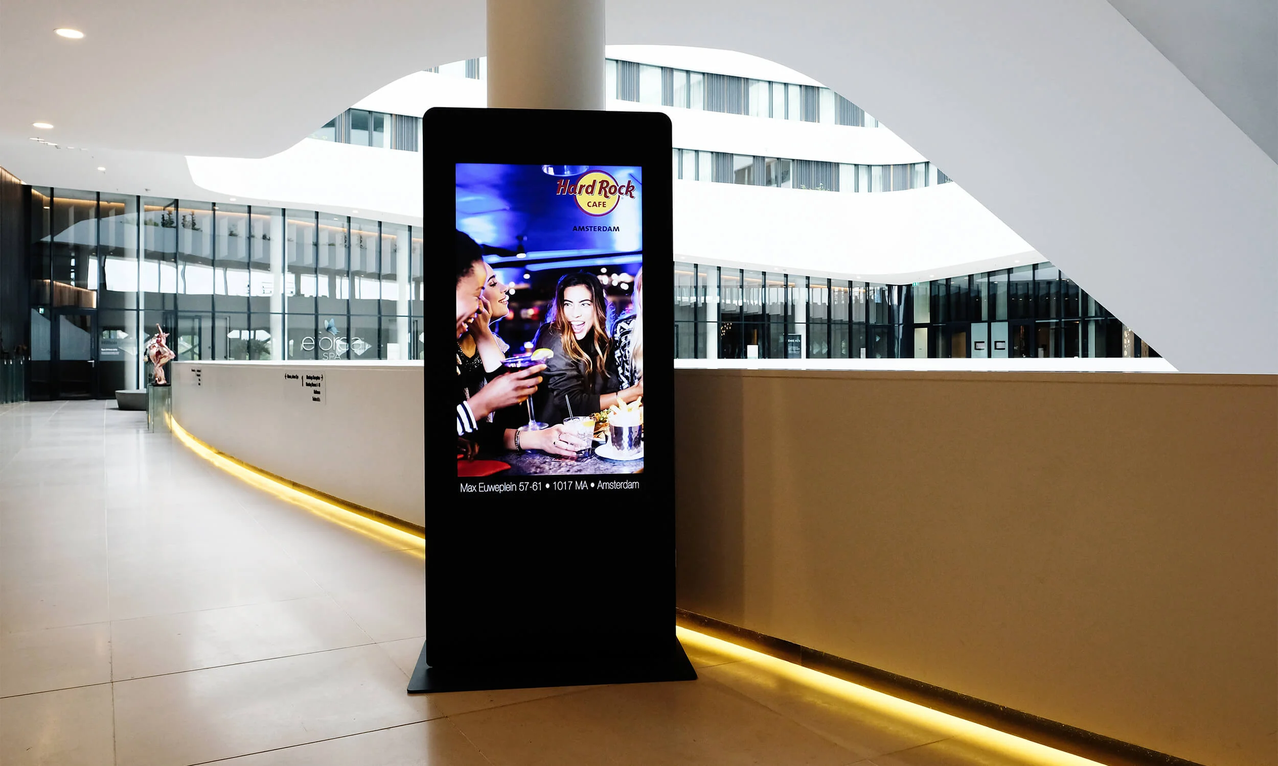 digitaal scherm in lobby Hilton.jpg