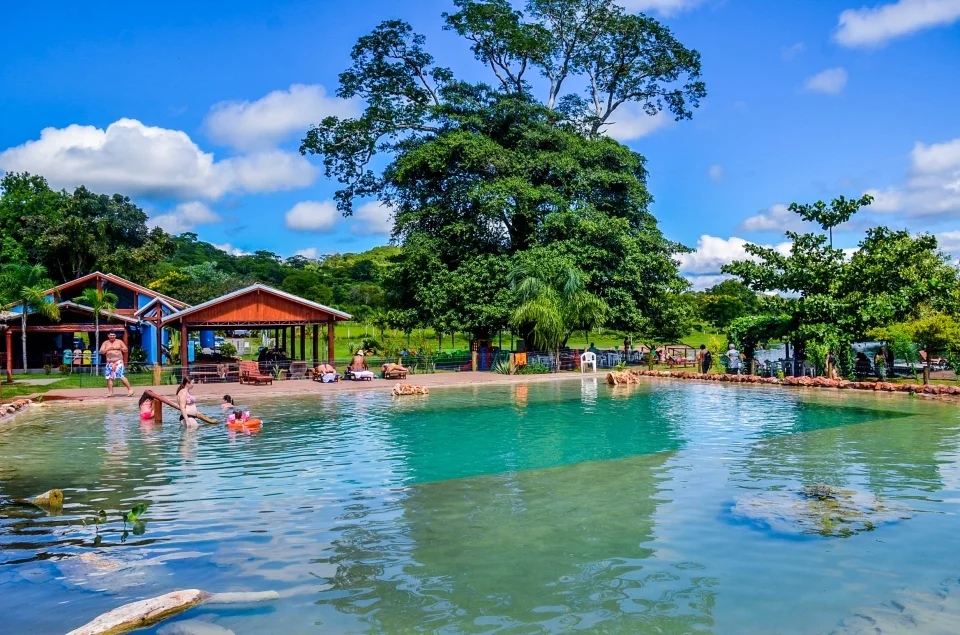 Nascente Azul e Lago da Capela