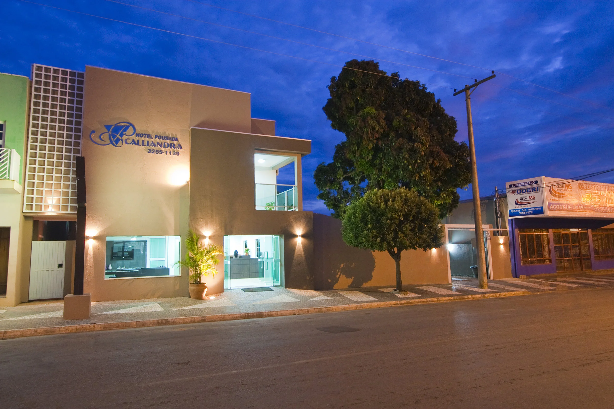 pousada_calliandra_fachada_noite_20101223_0001.jpg