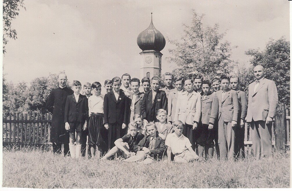 Schulklasse bei Schulentlaßfeier 1952.jpg