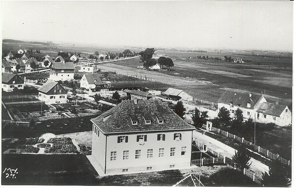 Schulhaus Foto vom Kirchturm.jpg