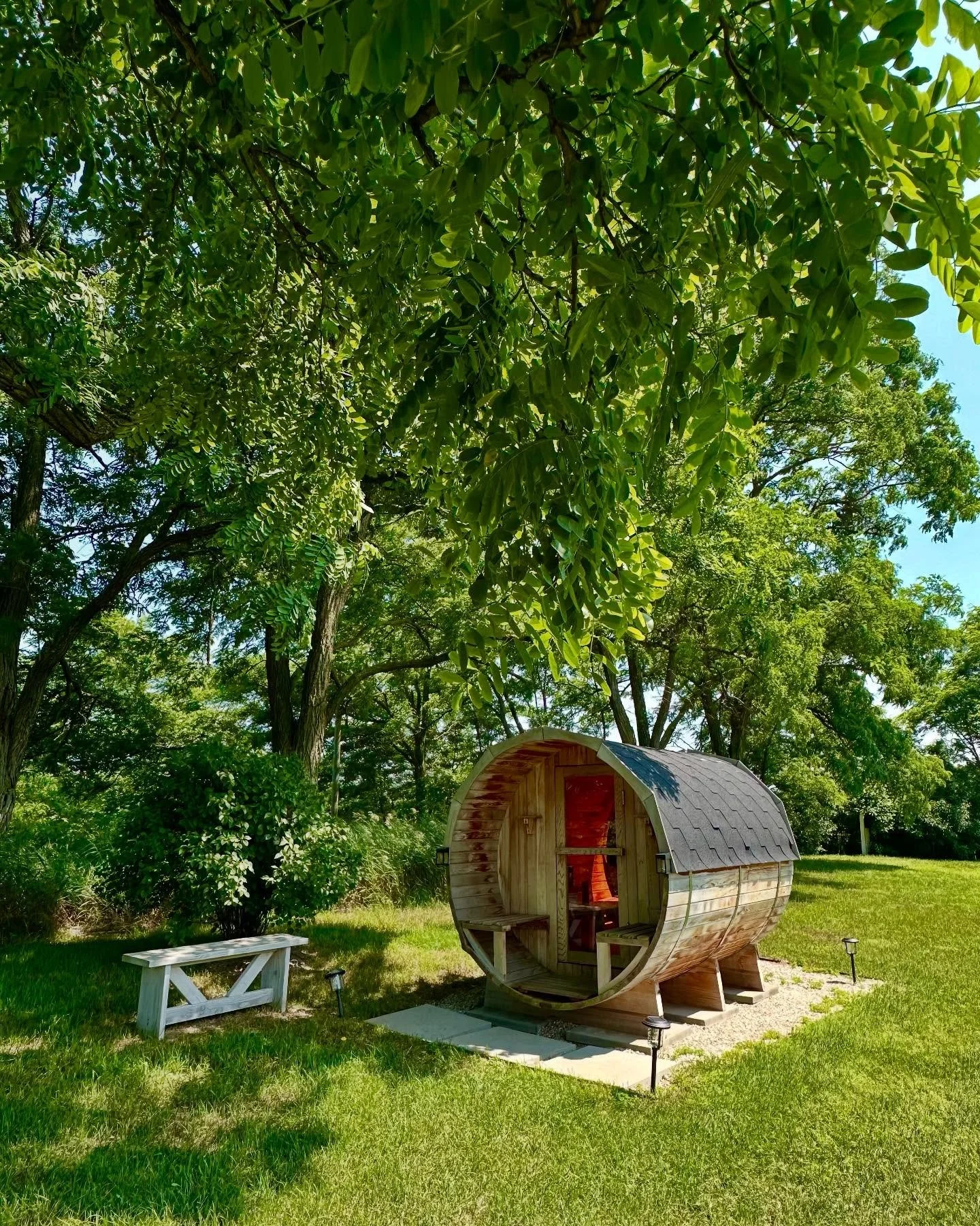 Some sumptuous summer scenes from the Vineyard Cottage. 🌿🌸🌞

Our only openings left this summer at the Vineyard are August 18th-22nd and August 24th-28th. Link in bio to book your stay!