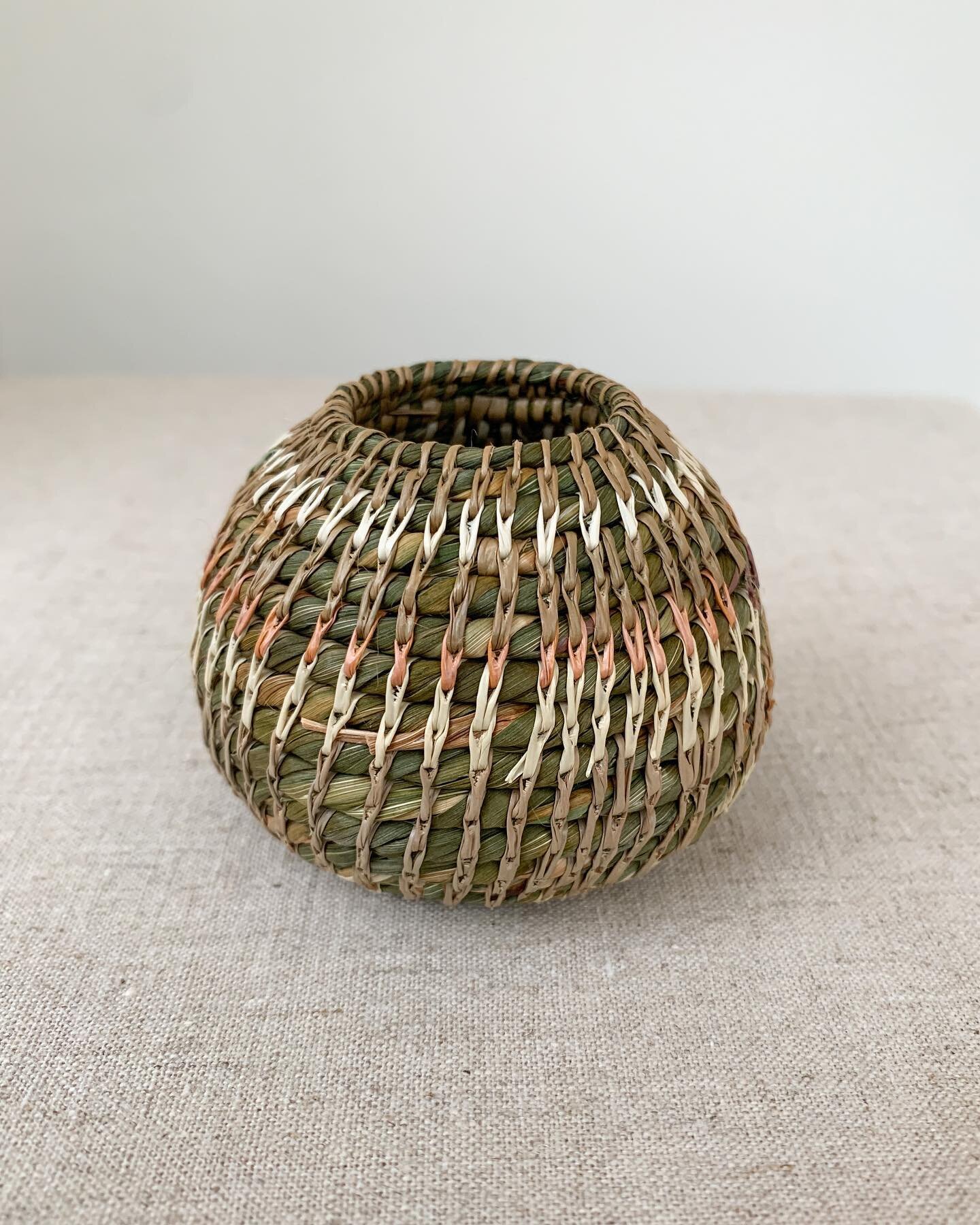 Found some photos of a collection of mini coiled baskets made in 2021. The core of these baskets are made from Blue Flag Iris (England) and the coiled weavers are made from Chunga Palm (Panam&aacute;). These mini baskets are the emergent creations of