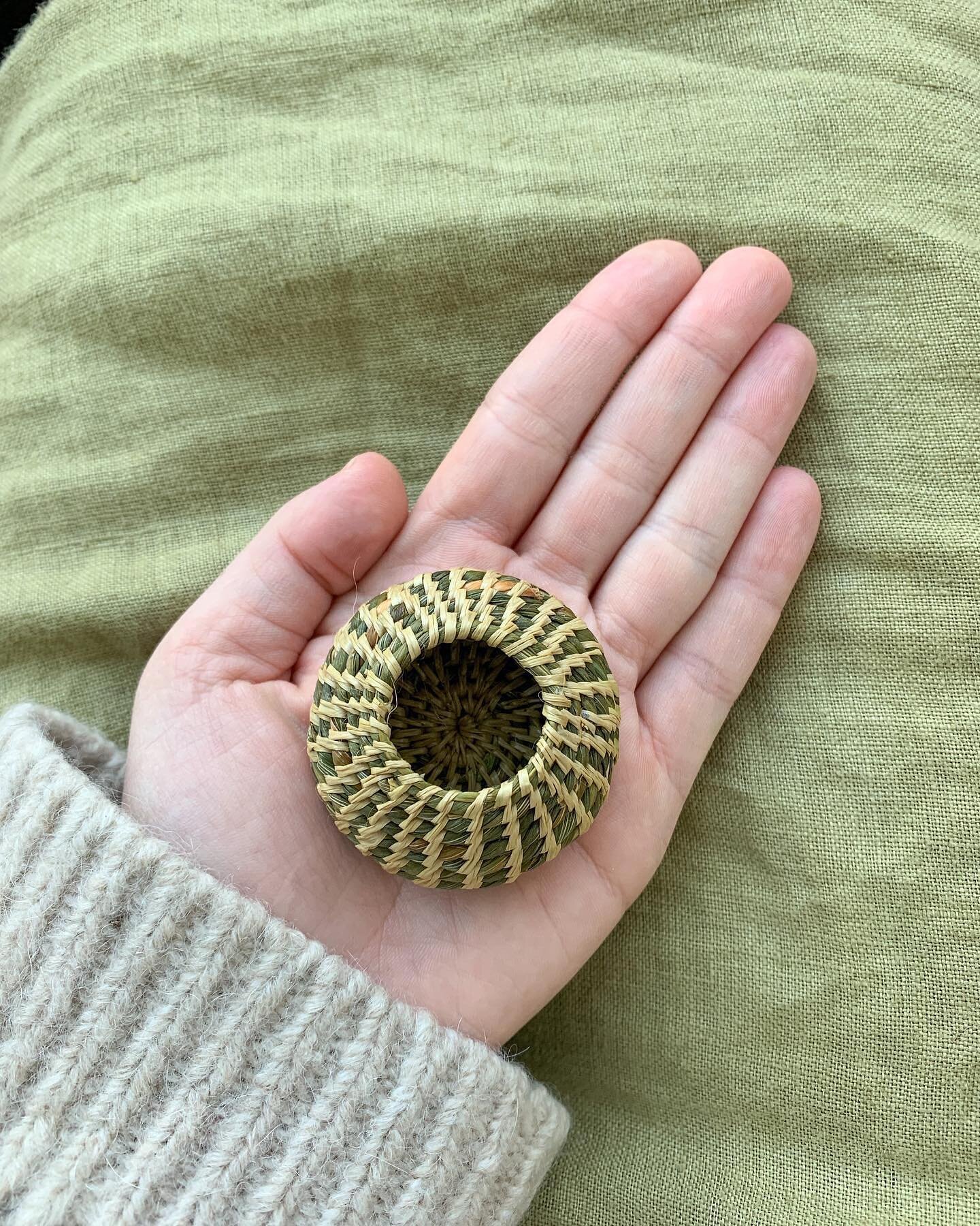 Found some photos of a collection of mini coiled baskets made in 2021. The core of these baskets are made from Blue Flag Iris (England) and the coiled weavers are made from Chunga Palm (Panam&aacute;). These mini baskets are the emergent creations of