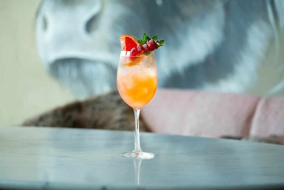 SELKIE SUMMER SPRITZ : Selkie Gin, Lemon Juice, Vanilla Syrup and Peach Purée, topped with Jasmine Soda