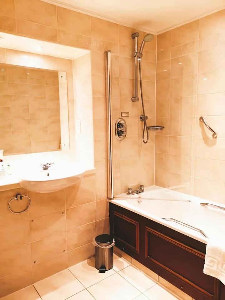 bathroom 1.jpg