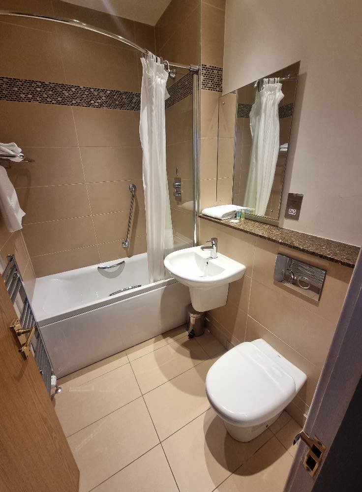 Caladh Inn bathroom.jpg