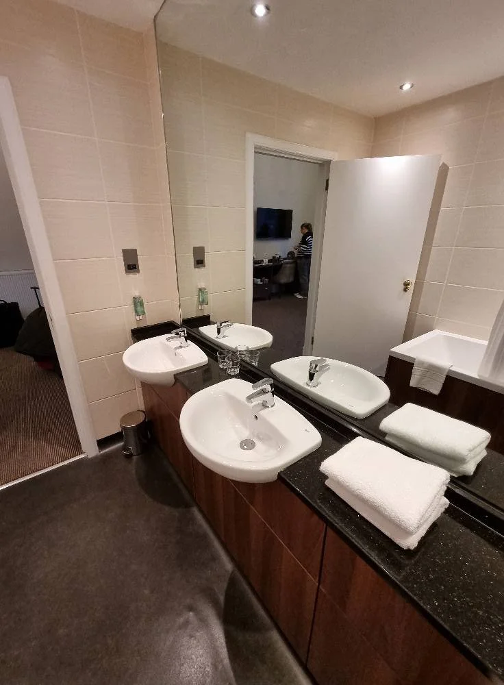 palace bathroom 2.jpg