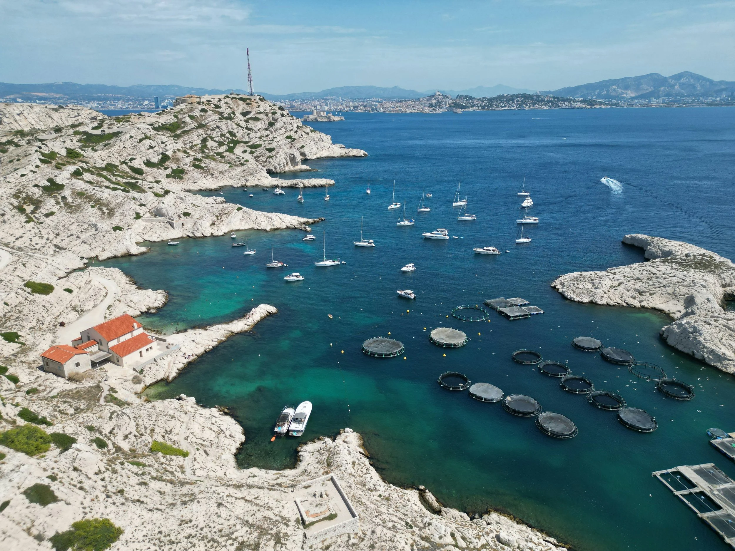 https://unsplash.com/photos/boats-moored-in-a-bay-with-rocky-shores-and-fish-farms-me4hT8Cn5Q4?utm_source=unsplash&amp;utm_medium=referral&amp;utm_content=creditShareLink