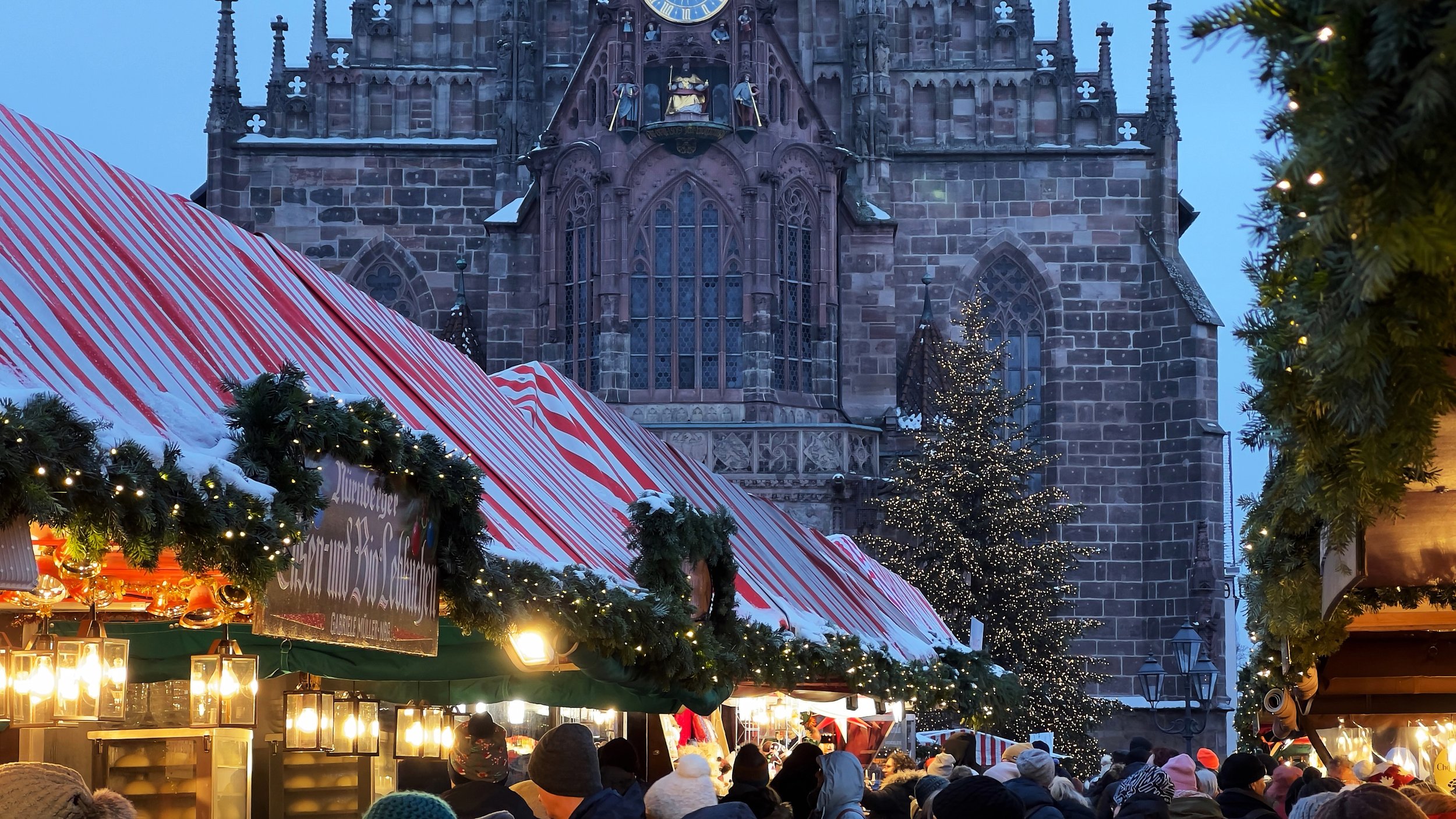 Nürnberger Christkindlesmarkt - Church.jpeg
