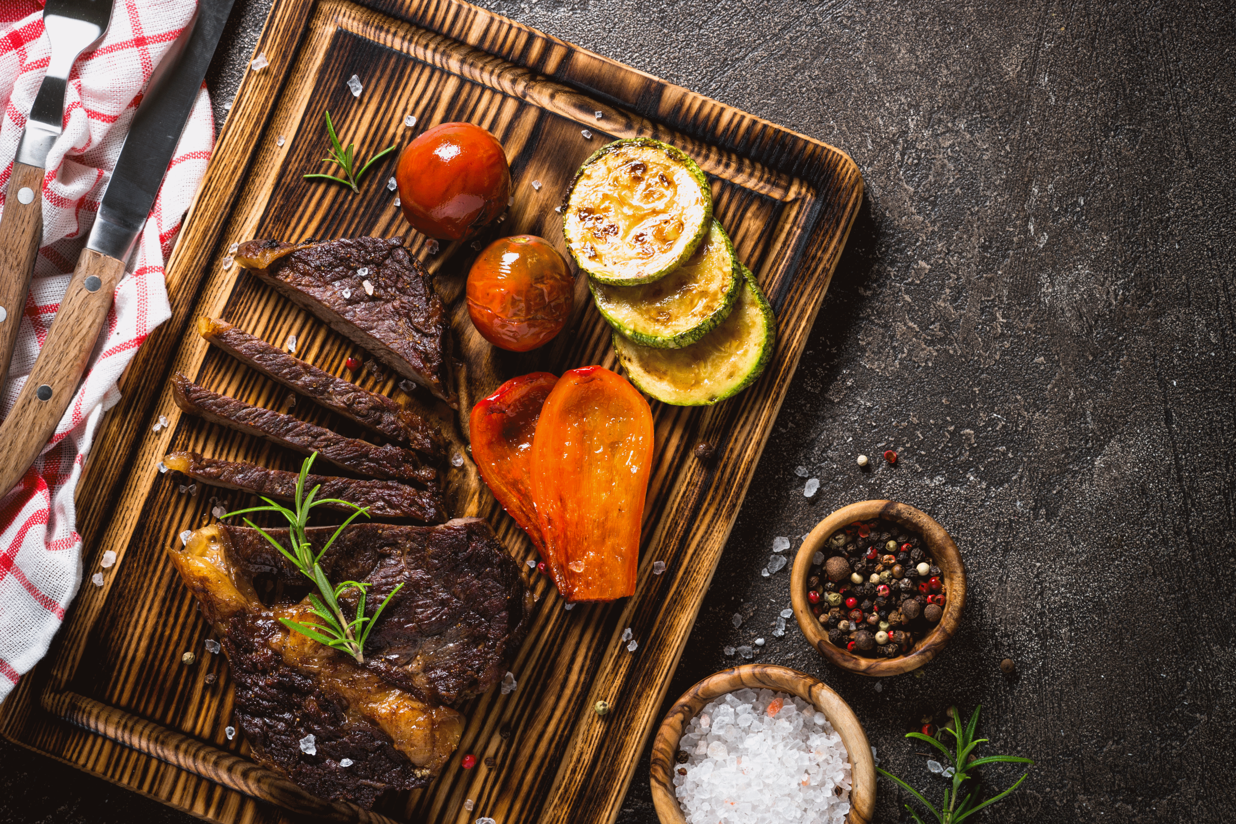 Grilled-beef-steak-with-vegetables-top-view-xxl.png