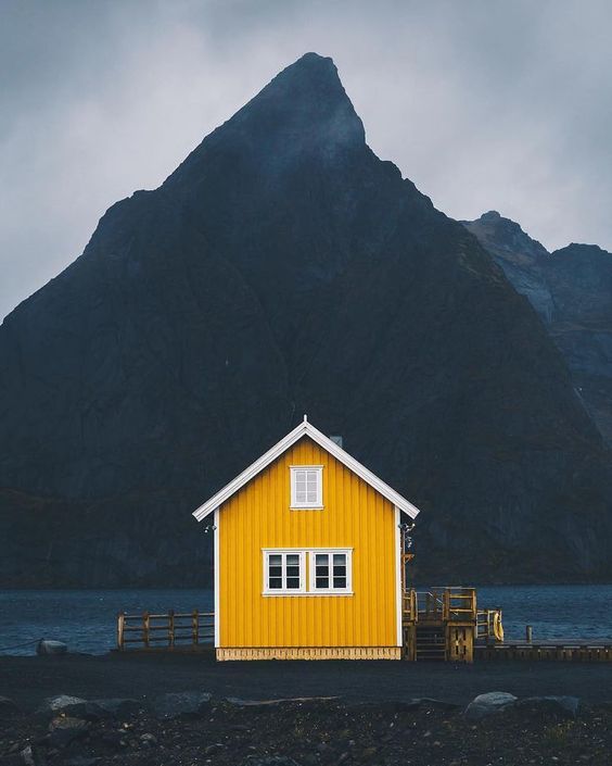 Sustainability article. Image of Norwegian house with mountain behind