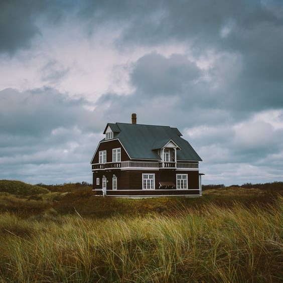 Sustainability article. Image of Danish house in fields