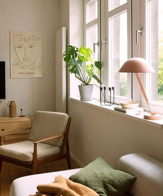 Uni room article. Image of lamp in calm setting.jpg