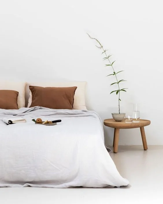 The+Ultimate+Decluttering+Guide+article.+Image+of+minimalist+bedroom.jpg