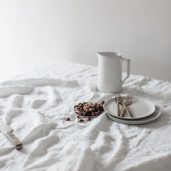 Minimalist+lifestyle+article.+Image+of+a+minimalist+table+cloth.jpg